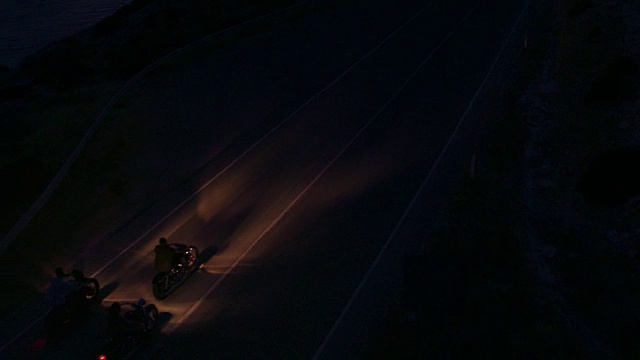 夜间摩托车手骑摩托车的鸟瞰图