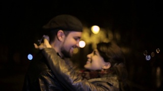 晚上在街上浪漫的情侣视频素材模板下载