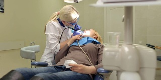 牙医专业为女孩清洁牙齿。