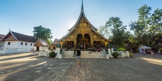 4K延时:老挝琅勃拉邦的香通寺和游客。