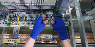 专业电工制造工业控制柜。