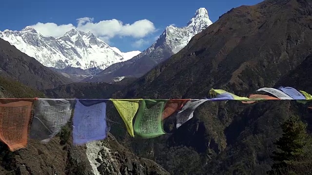 在尼泊尔喜马拉雅山脉的珠穆朗玛峰地区，西藏的经幡在白雪皑皑的山顶上飘扬