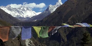 在尼泊尔喜马拉雅山脉的珠穆朗玛峰地区，西藏的经幡在白雪皑皑的山顶上飘扬