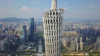 阳光明媚的广州市中心著名的广州塔观景台顶部高空近距离拍摄4k中国视频素材模板下载