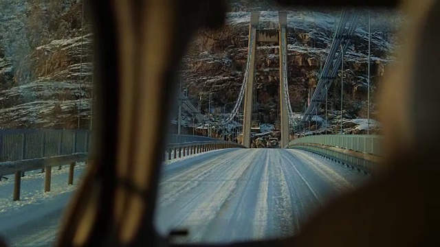 雪中行驶的POV汽车:挪威的山口