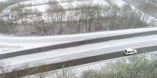 冰雪覆盖的道路穿过冬天的森林