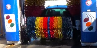 驾驶通过一个自动室内洗车