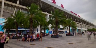 天珠海火车站广场拥挤的全景，4k时间跨度的中国