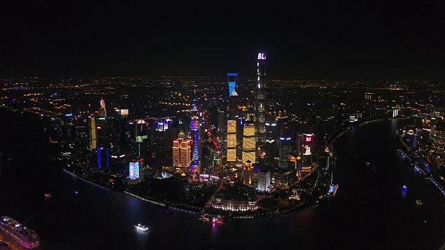 中国上海市景夜景照亮市中心浦东边湾航拍全景4k