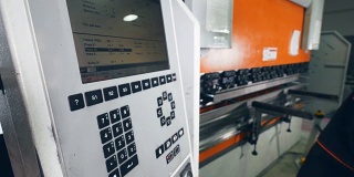 工人编程工业控制面板显示。现代自动化工业设备计算机。特写镜头。