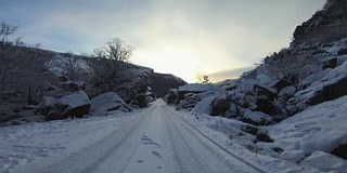 雪中行驶的POV汽车:挪威的山口