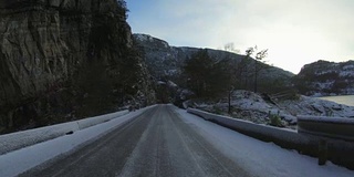 雪中行驶的汽车:挪威峡湾