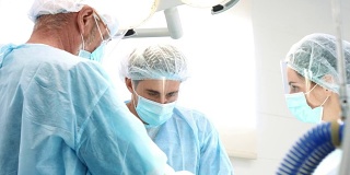 手术小组在手术室进行手术