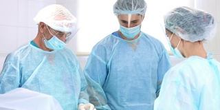 手术小组在手术室进行手术