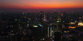 中国日落夜晚时间上海城市景观屋顶航拍全景4k