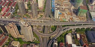 中国晴天上海市内著名的交通枢纽，俯视图4k