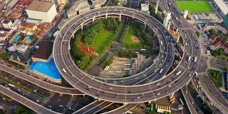 中国日落上海市内著名的交通枢纽，空中俯视图4k