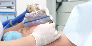 麻醉师给病人戴上呼吸面罩