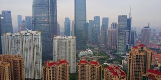 中国雨天上海城市景观浦东市中心航拍全景4k