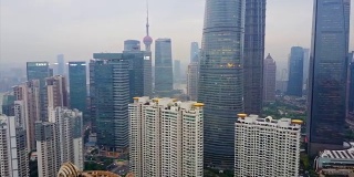 中国雨天上海城市景观浦东市中心航拍全景4k