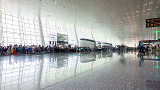 白天武汉机场拥挤的大门大厅全景4k时间推移中国视频素材模板下载