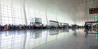 白天武汉机场拥挤的大门大厅全景4k时间推移中国