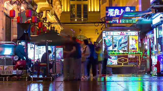 夜上海南京路行人拥挤的全景，4k时间跨度的中国