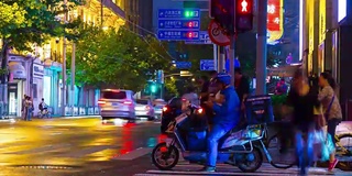 上海市中心夜间交通人行横道街景4k时间过去中国