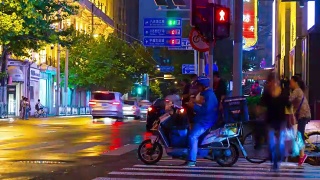 上海市中心夜间交通人行横道街景4k时间过去中国视频素材模板下载