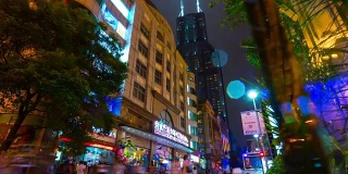 夜上海南京路行人拥挤的全景，4k时间跨度的中国