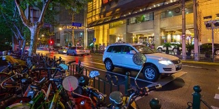 夜上海城市交通街道自行车停车全景4k时间推移中国