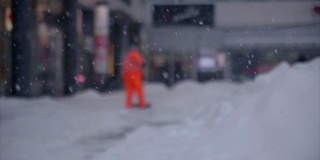 工人们在冬天清扫路上的积雪。从暴风雪中清理城市
