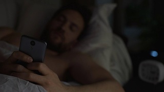失眠的人睡不着，在床上刷手机，失眠视频素材模板下载