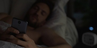 失眠的人睡不着，在床上刷手机，失眠