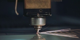 数控激光切割金属用钢的程序，工业技术。特写镜头