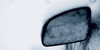 车的后视镜上覆盖着雪，特写