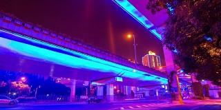 夜蓝照明上海城市交通路口4k时间间隔中国