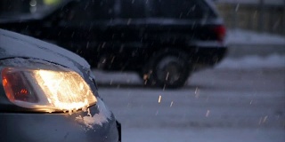 一辆破车停在雪地里