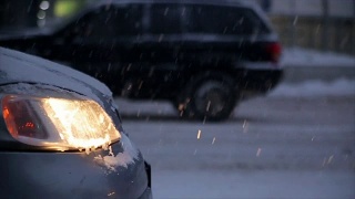一辆破车停在雪地里视频素材模板下载