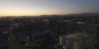 洛杉矶市中心上空的夜间航拍