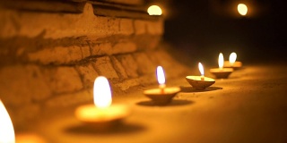 寺庙里的佛教蜡烛2个镜头