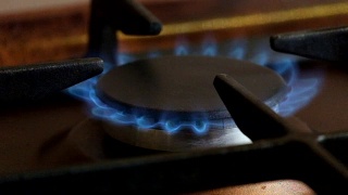 煤气灶上煤气灶的蓝色火焰视频素材模板下载