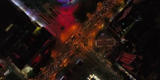 中国夜间照明深圳交通街道十字路口空中俯视图4k