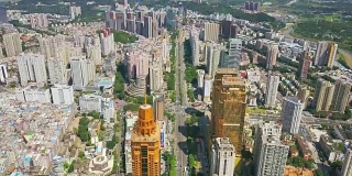 中国晴天深圳城市景观屋顶交通道路空中俯视图4k