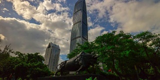 深圳城市公牛纪念碑摩天大楼全景4k时间推移中国