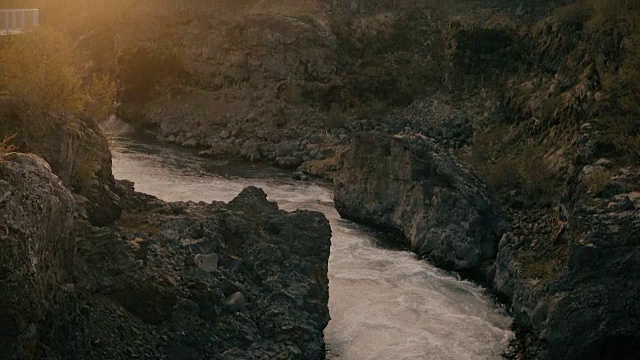 美丽的山河景色。汹涌的水流溅在夕阳上，太阳落山了