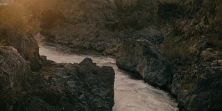 美丽的山河景色。汹涌的水流溅在夕阳上，太阳落山了