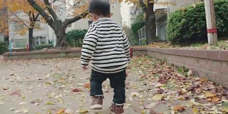 亚洲小男孩在公园里跑步