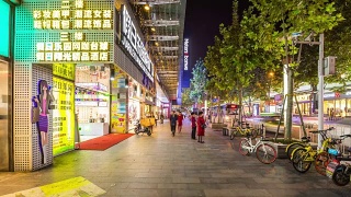武汉城市夜景时间照亮交通、街道、人行道全景，4k时间流逝中国视频素材模板下载