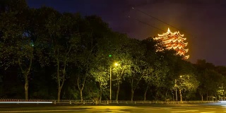 夜间行车时间武汉市著名的黄鹤寺照亮了4k时间的中国全景